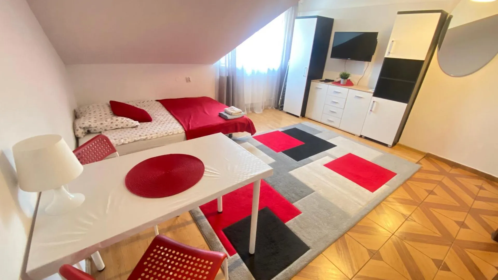 Homestay Kornlex Pokoje Goscinne Z Aneksem Kuchennym Warsaw