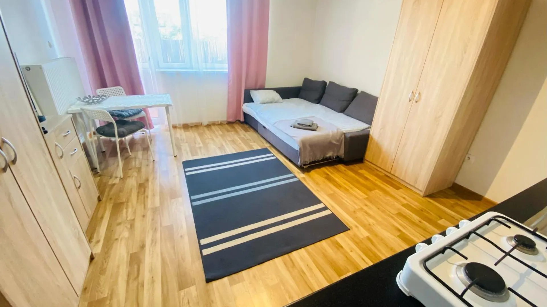 Homestay Kornlex Pokoje Goscinne Z Aneksem Kuchennym Warsaw